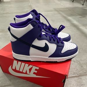 NIKE DUNK HI (GS) size: 5.5Y NEW WITH BOX